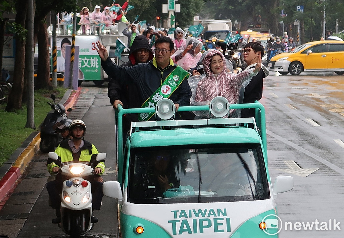民進黨台北市長候選人姚文智19日在首席發言人吳思瑤陪同下進行車隊掃街。 圖：林朝億/攝