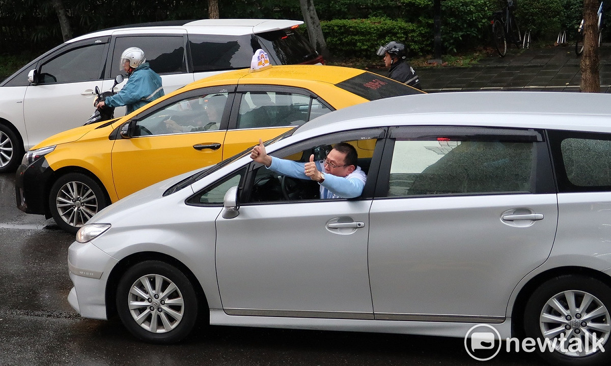 熱情民眾搖下車窗向姚文智車隊比讚。 圖：林朝億/攝