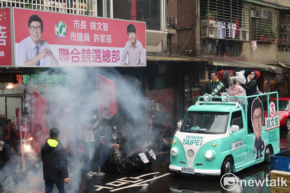 民進黨台北市長候選人姚文智19日車隊掃街行進到許家蓓競總前。 圖：林朝億/攝