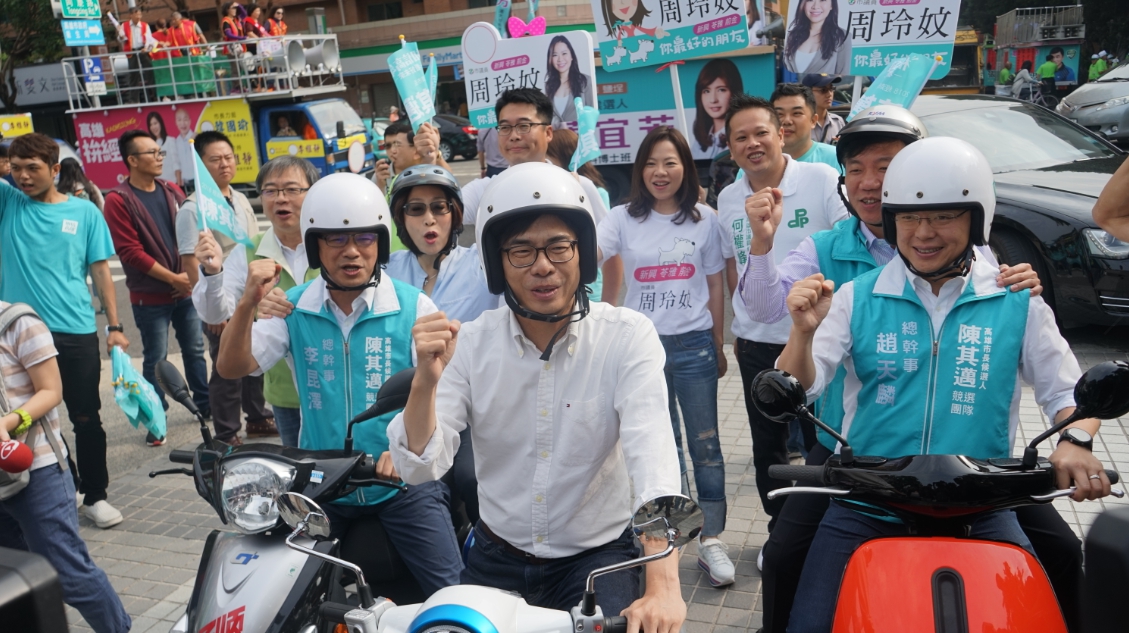 陳其邁與民進黨立委趙天麟、李昆澤各騎一部電動機車。 圖/陳其邁選辦