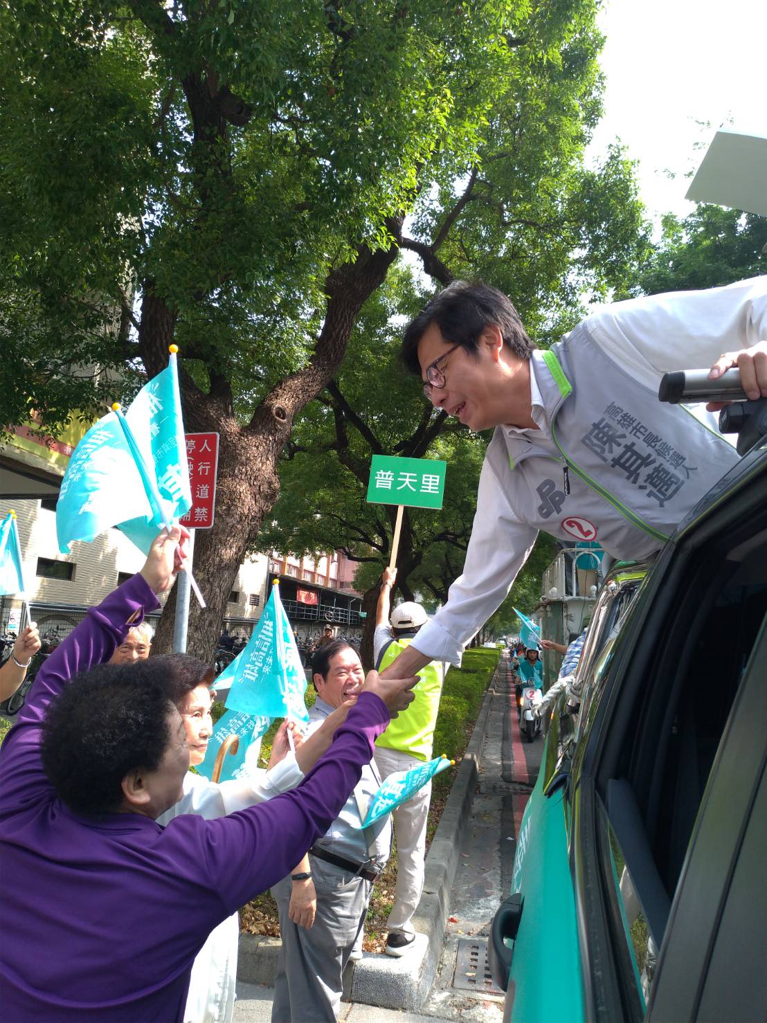 陳其邁車隊掃街，沿街還有不少在地民眾搖著旗幟，沿街高呼凍蒜、加油。 圖/陳其邁選辦