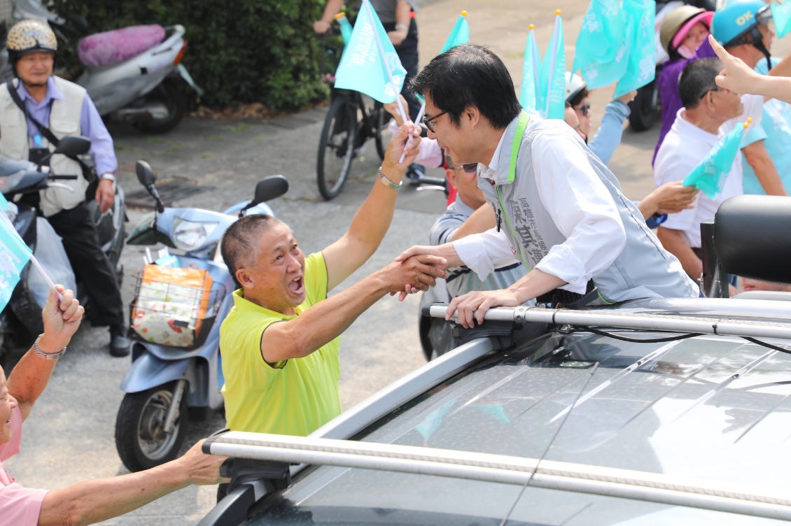 陳其邁車隊掃街，民眾搖著旗幟，沿街高呼凍蒜、加油。 圖/陳其邁選辦