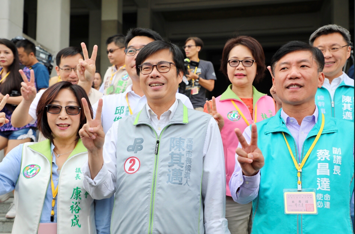 陳其邁抽中2號，與支持者高喊「高雄大勝利」。 圖/陳其邁選辦