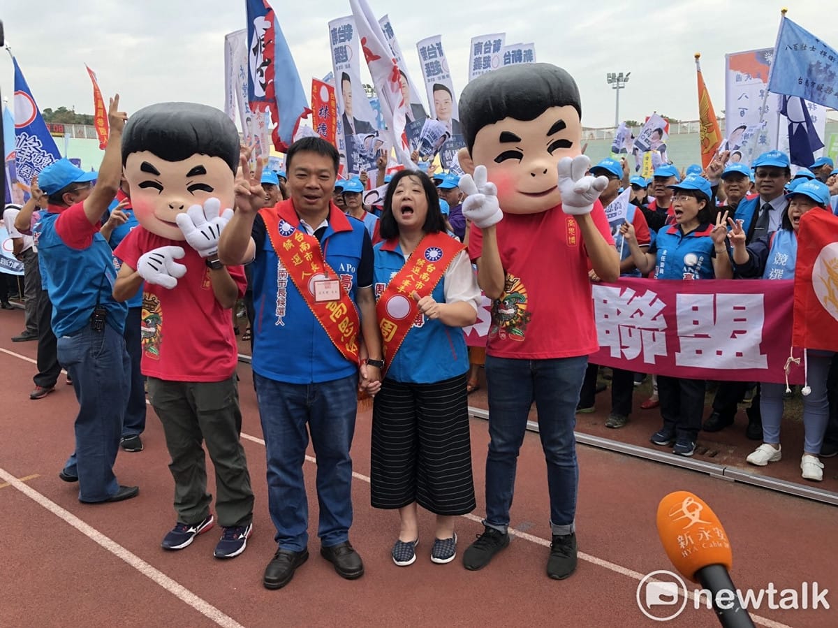 台南市長候選人號次抽籤在台南市立體育場舉行，高思博抽中 2號。 圖：黃博郎/攝