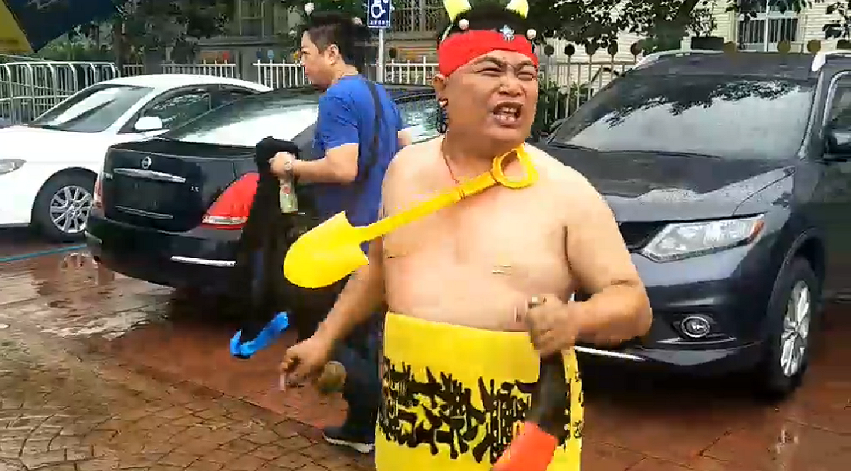 雲林縣虎尾鎮長參選人陳獻堂上月以乩童裝扮參選，吸引不少人圍觀。 圖：取自陳獻堂臉書