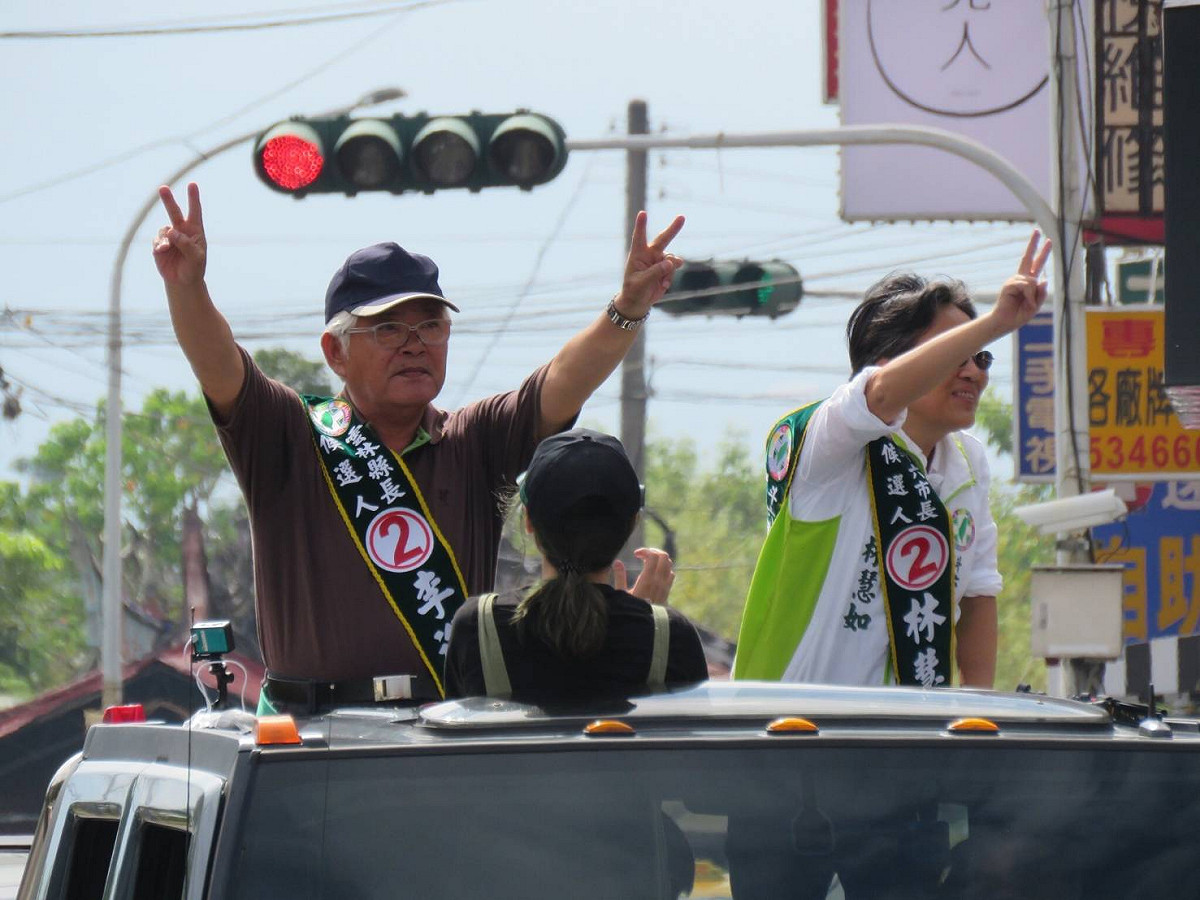 雲林縣長李進勇在抽中2號後在街上遊行。 圖 : 李進勇競選總部/提供