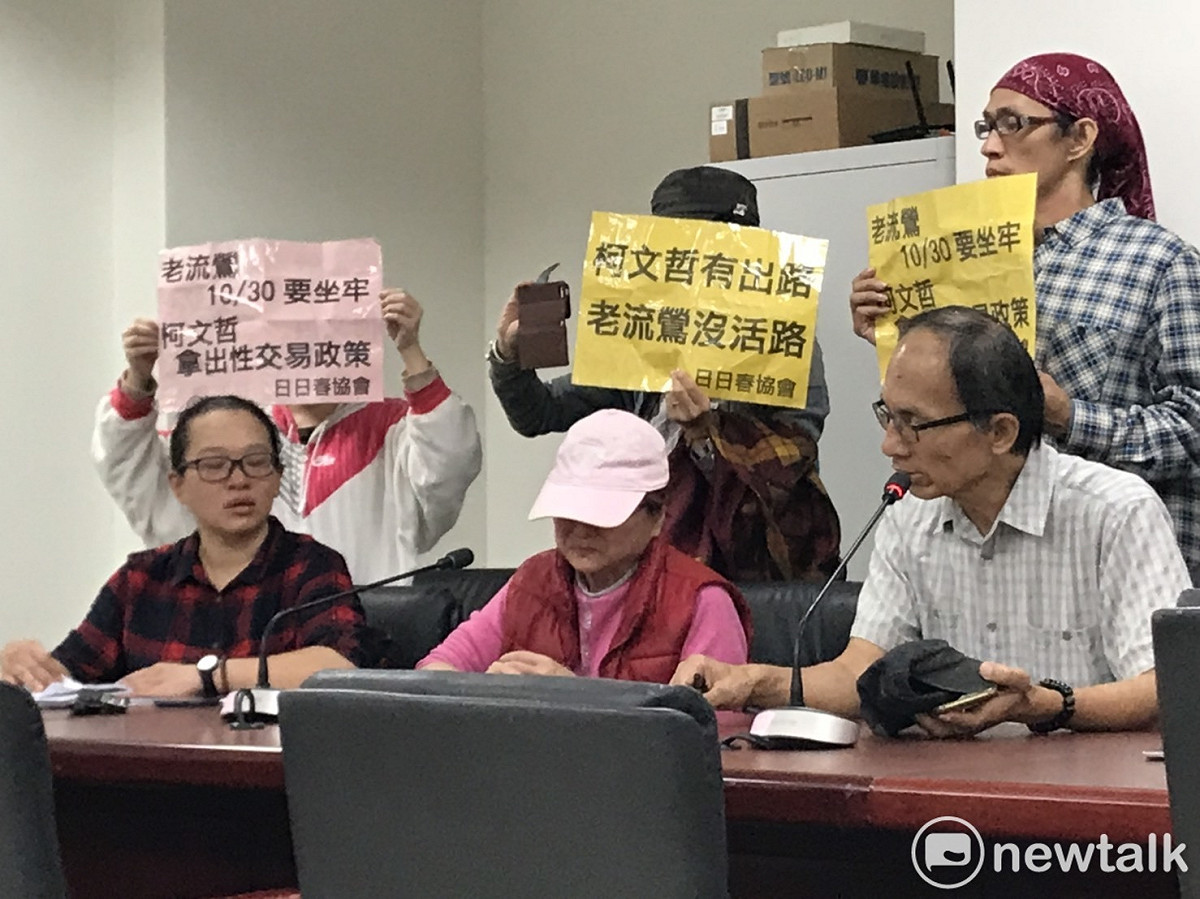 日日春成員今日赴北市府11樓市長室想找柯文哲談，卻遭阻擋。 圖：周煊惠 / 攝