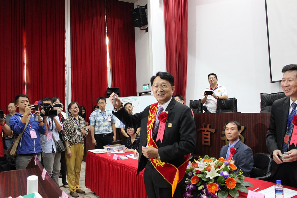 洪敏雄抽中5號，說是幸運數字。 彰化縣選委會/提供