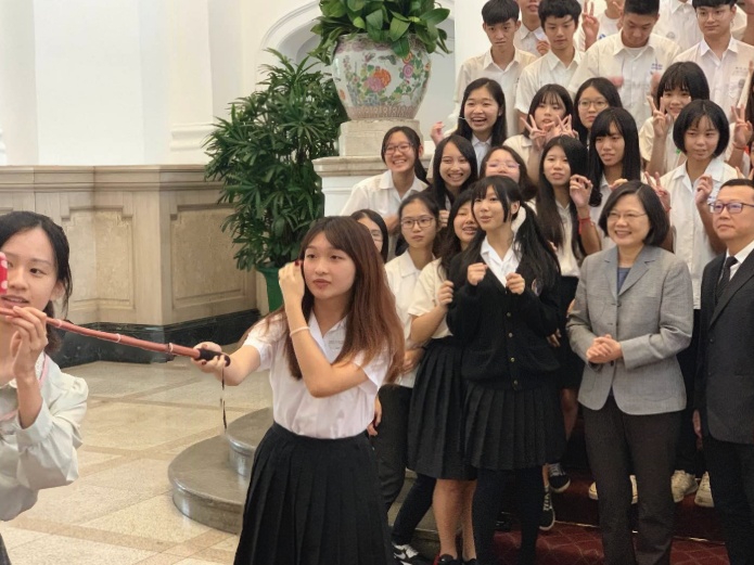 一群新店高中的學生今（19）日申請到總統府參觀，不但遇上總統蔡英文，還拿自拍棒與蔡英文合照，而且用的還是臉書新功能「3D照片」。 圖：擷自蔡英文臉書
