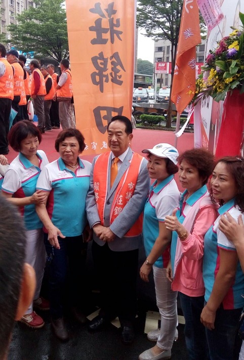 針對高雄市選戰漸趨激烈，宋楚瑜表示，選舉就是這樣起起伏伏，現在也有很多假民調，一切都不好說，不過對於挺誰一問，宋則不願回應。 圖：翻攝自臉書