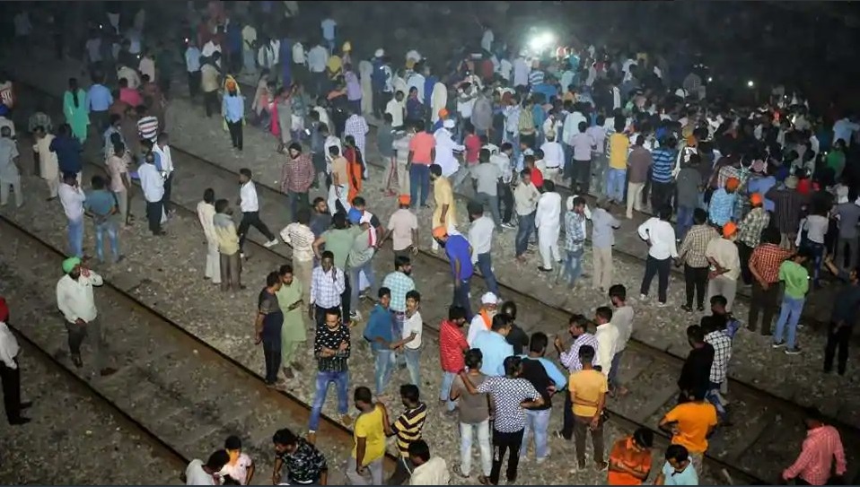 印度北部一列高速行駛的火車撞擊聚集在阿姆利則市（Amritsar）觀看節慶煙火秀的人群，至少造成50人喪命。 圖/翻攝自推特