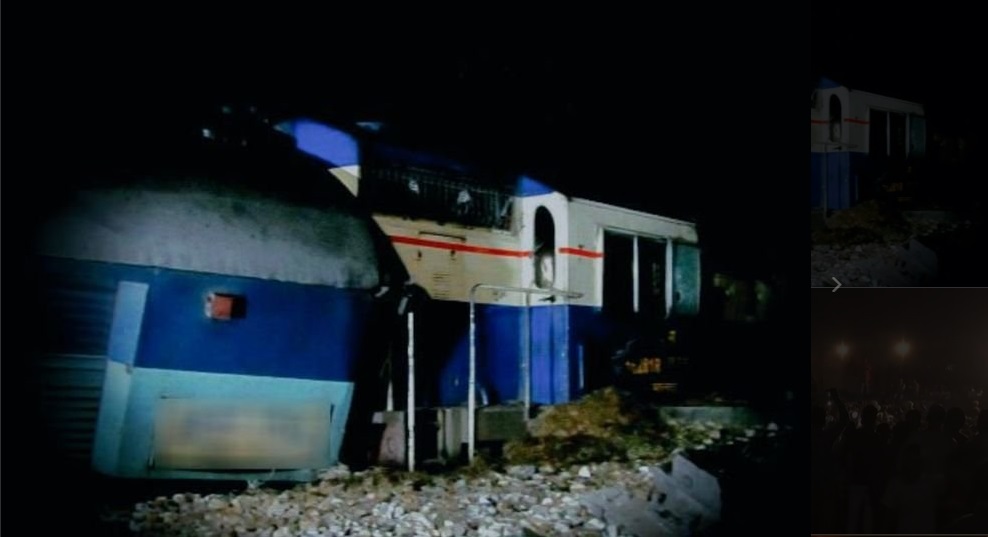 印度北部一列高速行駛的火車撞擊聚集在阿姆利則市（Amritsar）觀看節慶煙火秀的人群，至少造成50人喪命。 圖/翻攝自推特