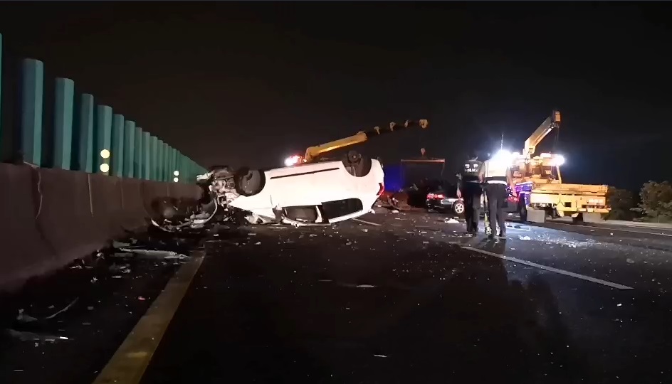 中山高台南下營297公里南下路段發生連環車禍，導致其中一輛白色轎車翻覆，二死三傷。