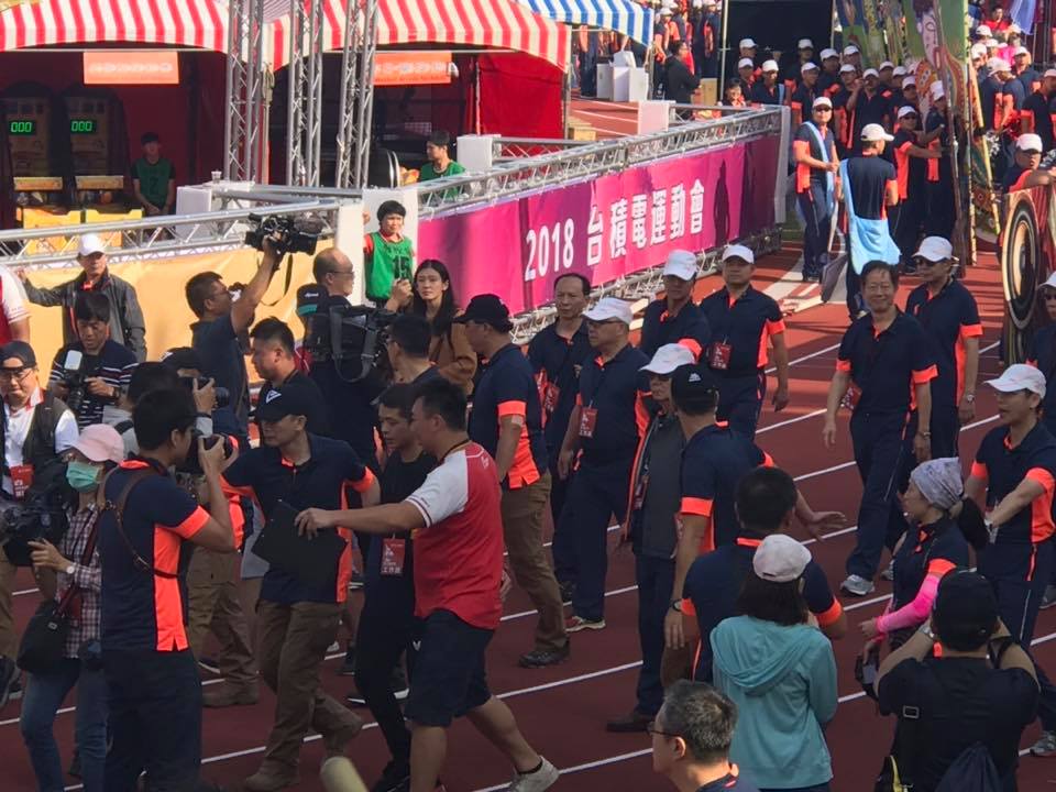 2018台積電運動會今登場，新任董座劉德音率領高階主管團隊繞場，與會員工熱情高喊「董事長我愛你」 圖/翻攝自臉書