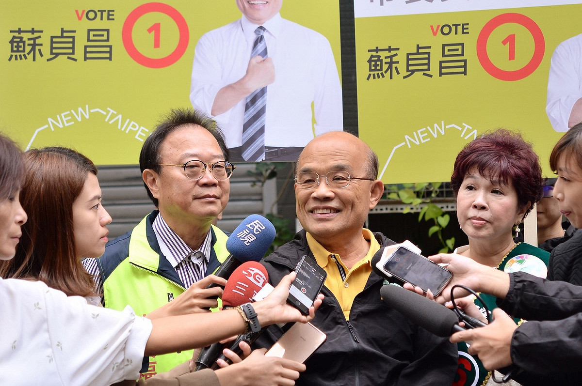 蘇貞昌今日上午現身新店掃街，對新北市選情黃金交叉的說法，他表示，新北市民水準很高，知道未年四年要交給誰才會有進步。 圖：蘇貞昌競選辦公室提供
