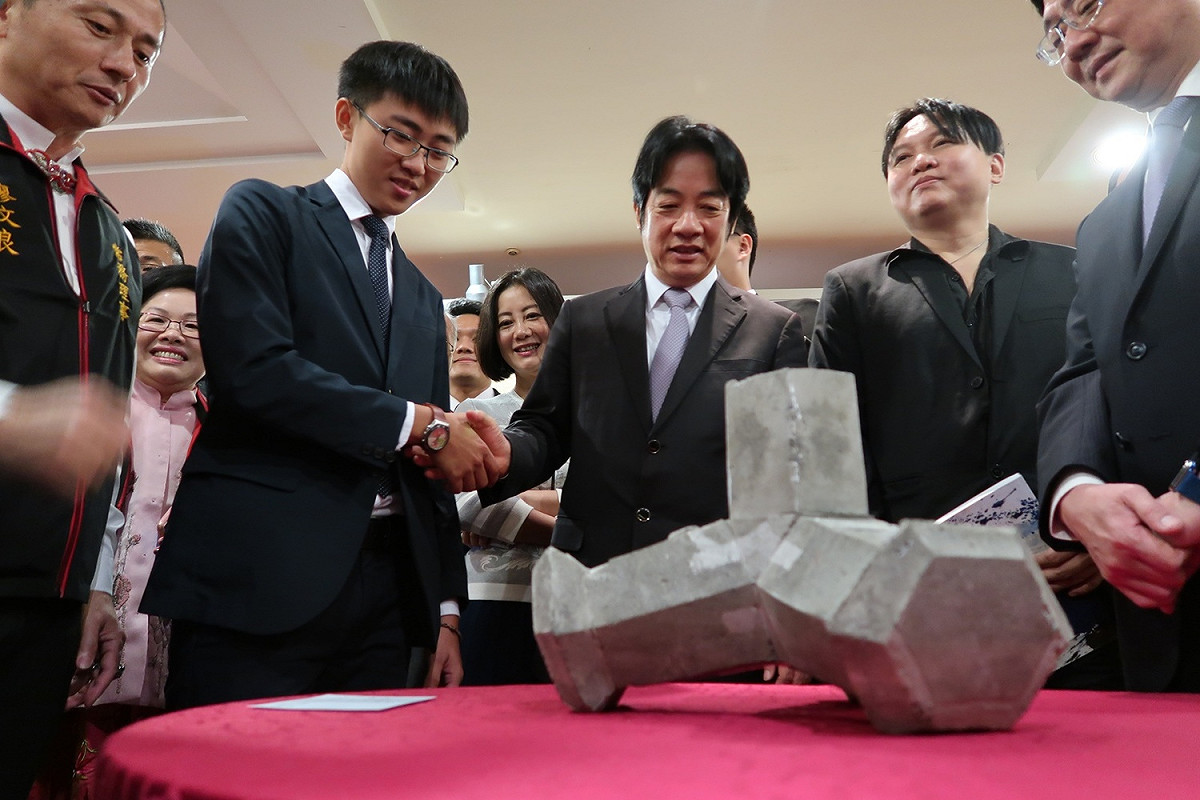 行政院長賴清德20日看到消波塊作品時脫口說，下次設計一下，可以擋假消息。 圖：林朝億/攝