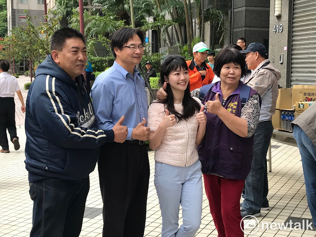 民政局長藍世聰（左2）、高嘉瑜（右2）、里長邱碧珠（右1）。 圖：周煊惠 / 攝