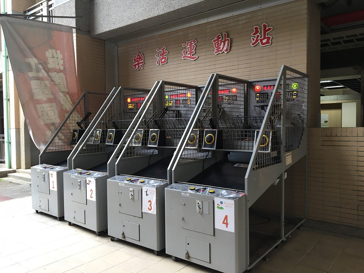 江翠國小利用川堂設置樂活運動站，其中包括有投籃機。 圖：國教署學務校安組提供