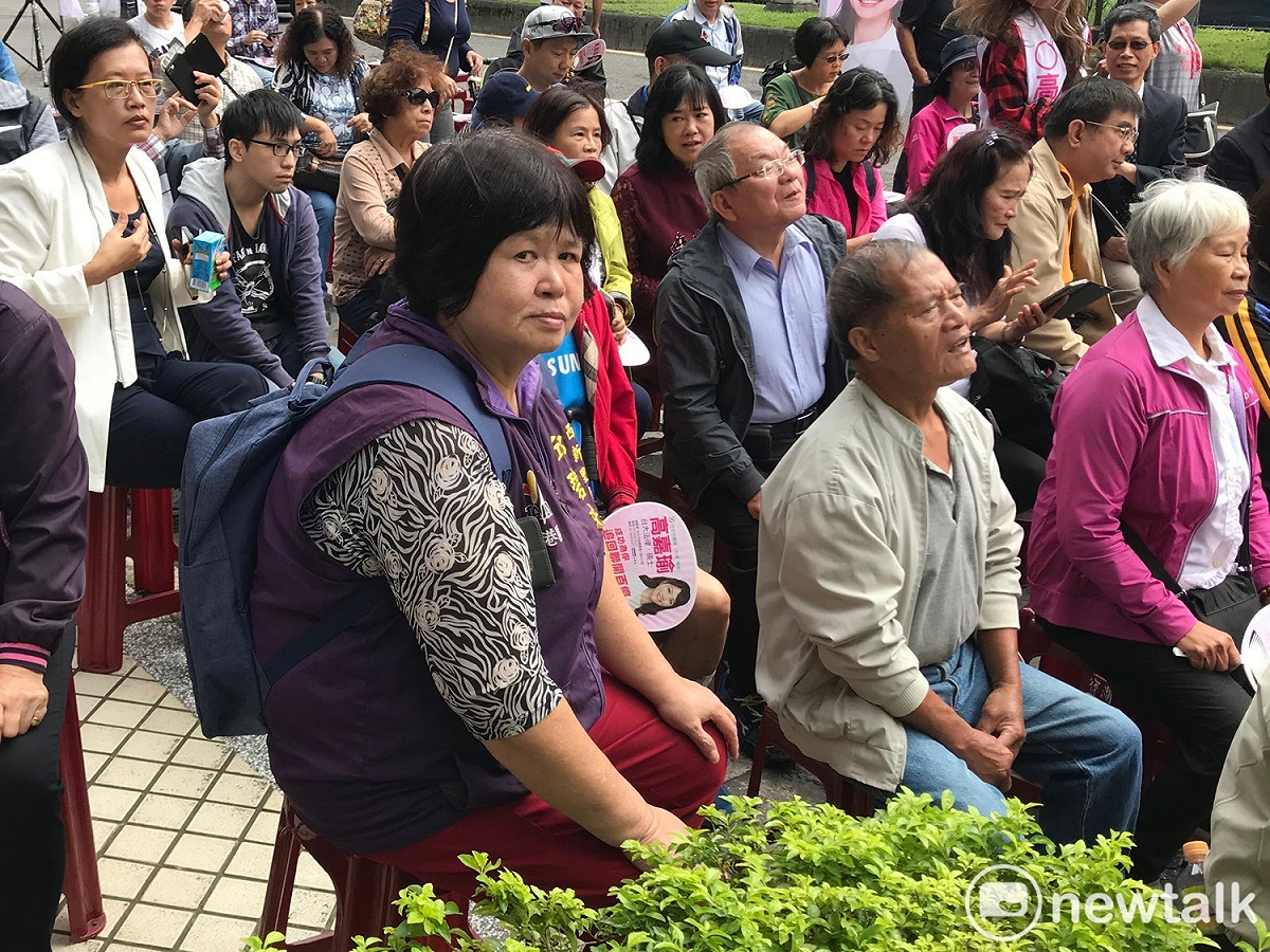 挺柯P遭民進黨不予提名的里長邱碧珠今日到場力挺高嘉瑜。 圖：周煊惠 / 攝