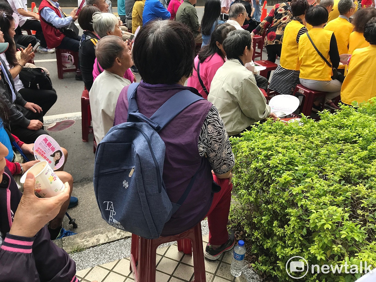 邱碧珠揹「嗡嗡包」。 圖：周煊惠 / 攝