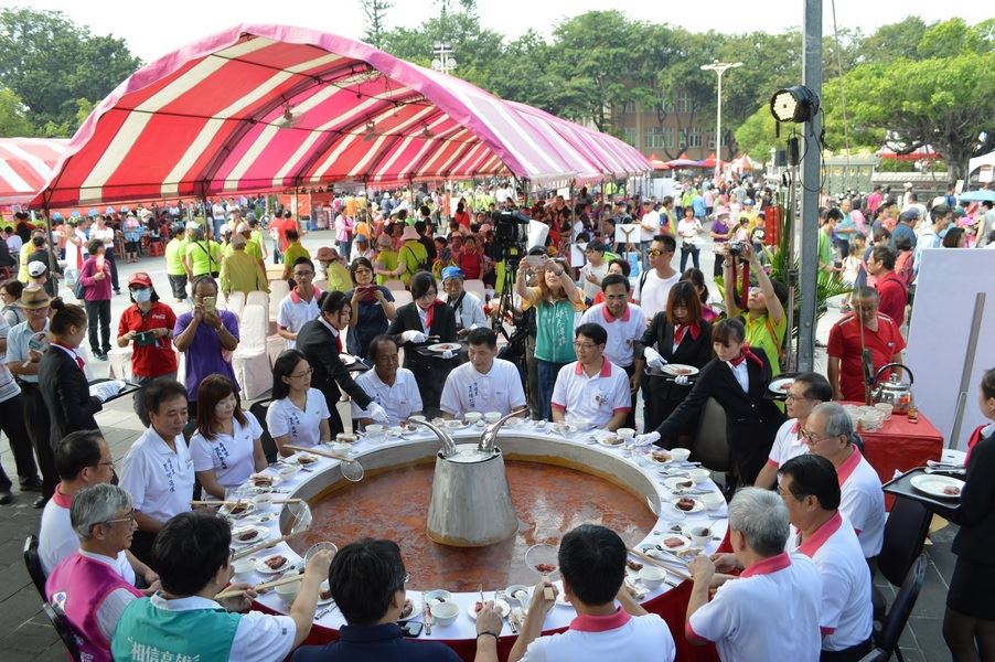 現場不少民眾朝聖知名羊肉，更圍觀超大鍋具。 圖：岡山區公所提供