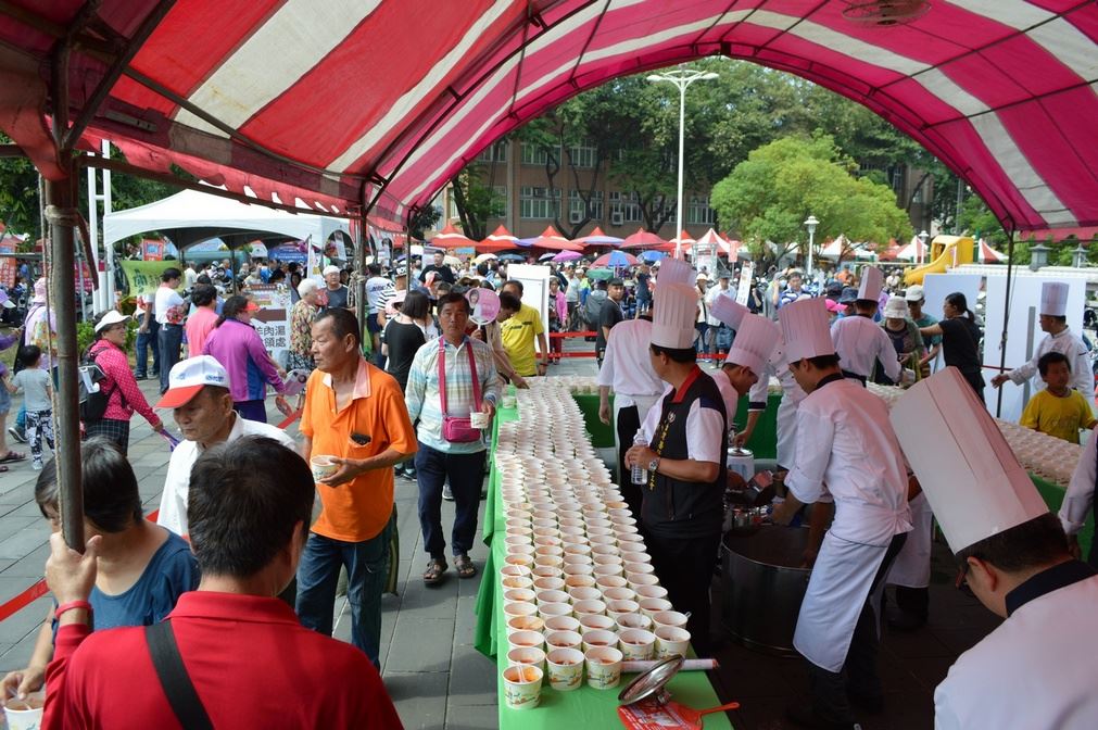 主辦單位特別端出2,000份「墨西哥風味羊肉湯」，讓民眾體驗不同風味羊肉。 圖：岡山區公所提供
