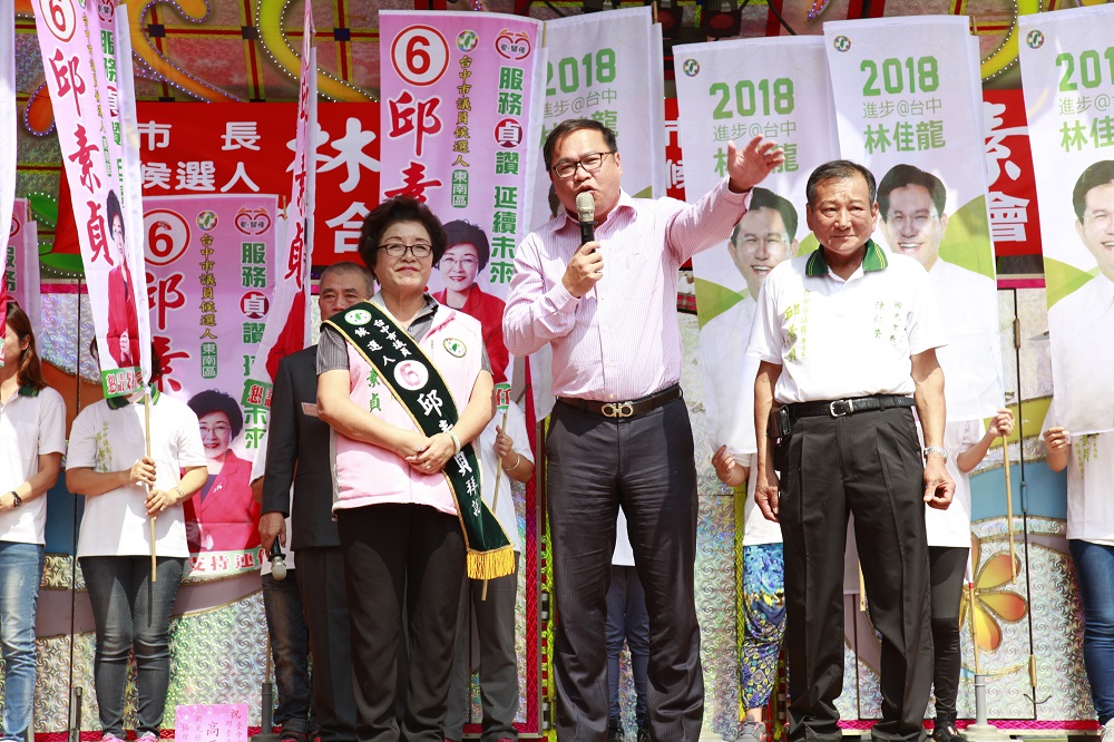 台中市交通局長王義川說，邱素貞最關心地方交通。

 邱素貞競選總部/提供