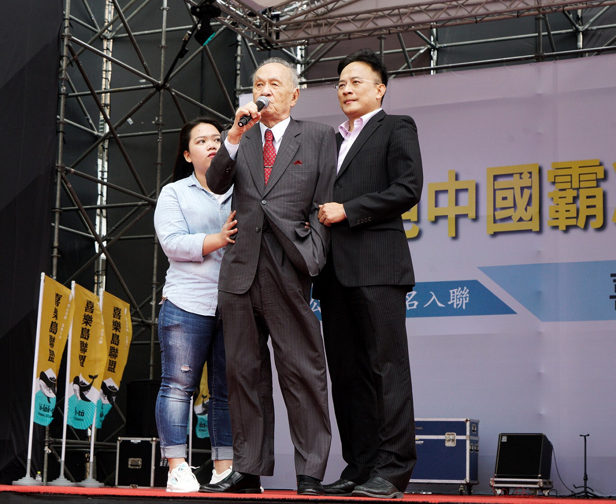 高齡96歲的前總統府資政彭明敏，今天也出席喜樂島聯盟舉辦的「全民公投反併吞」遊行活動。 圖：張良一/攝（資料照片）