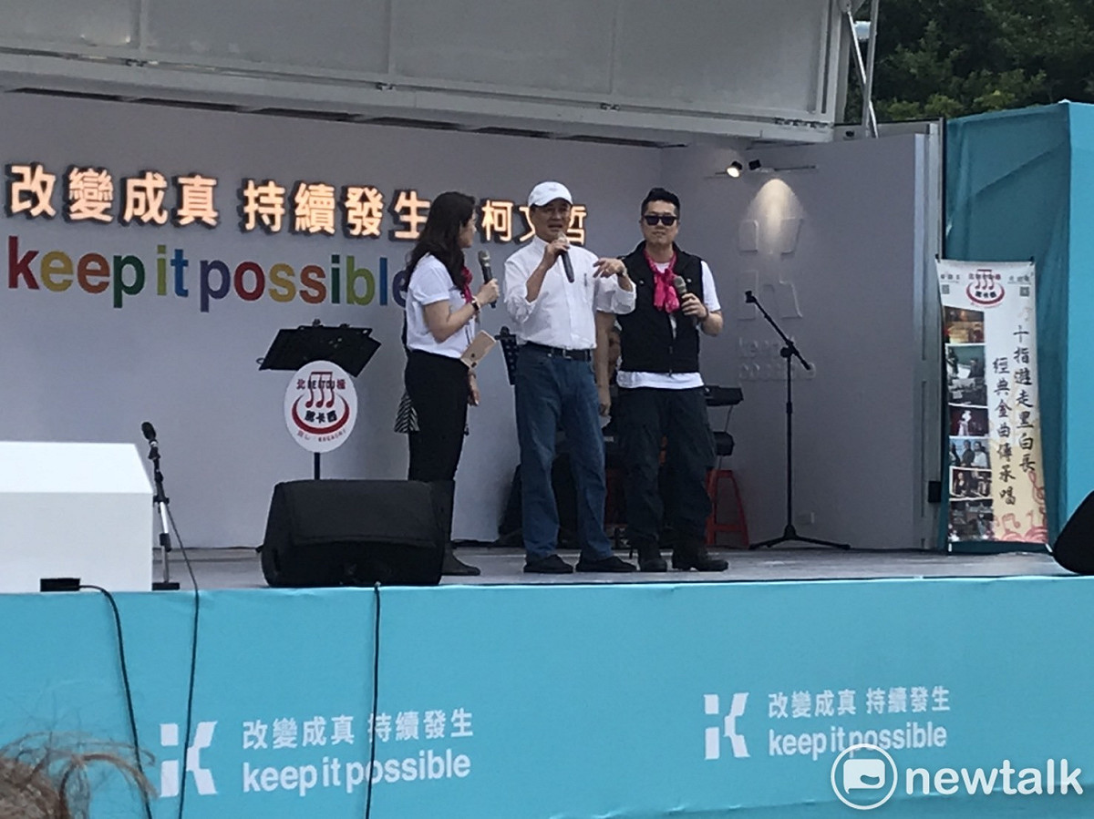 市府發言人林筱淇（左）、林昆鋒（右）與副市長陳景峻（中）。 圖：周煊惠 / 攝