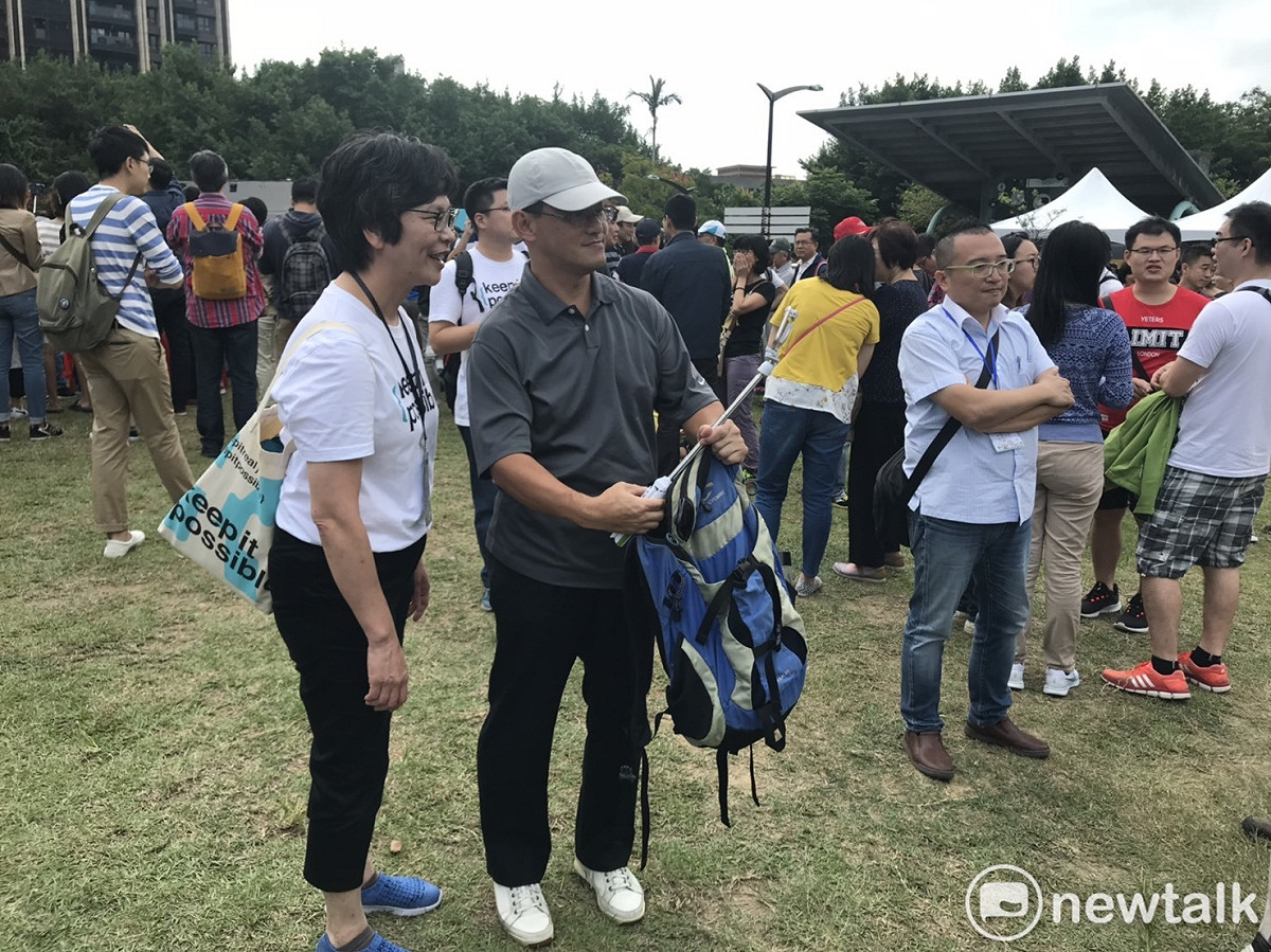 市府顧問蔡壁如（左）與支持者（中）合影，周榆修（右）也現身。 圖：周煊惠 / 攝