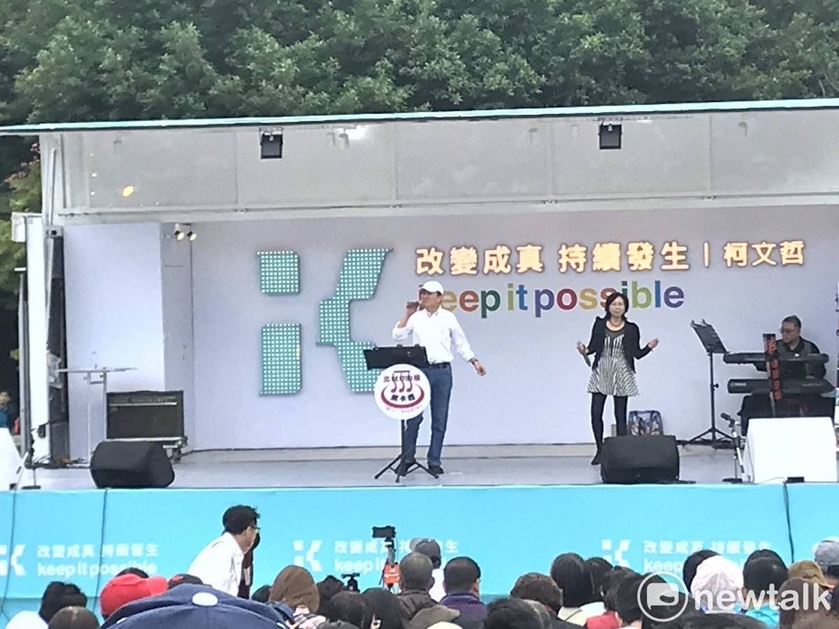 陳景峻在台上高歌。 圖：周煊惠 / 攝