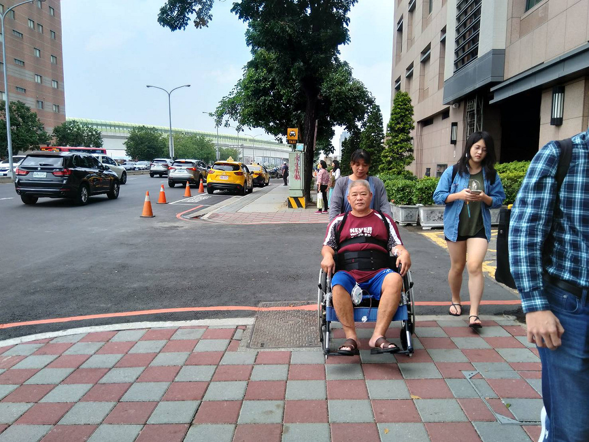 由於違停的減少，車道、人行道都隨之拓寬。 圖：台中市政府提供