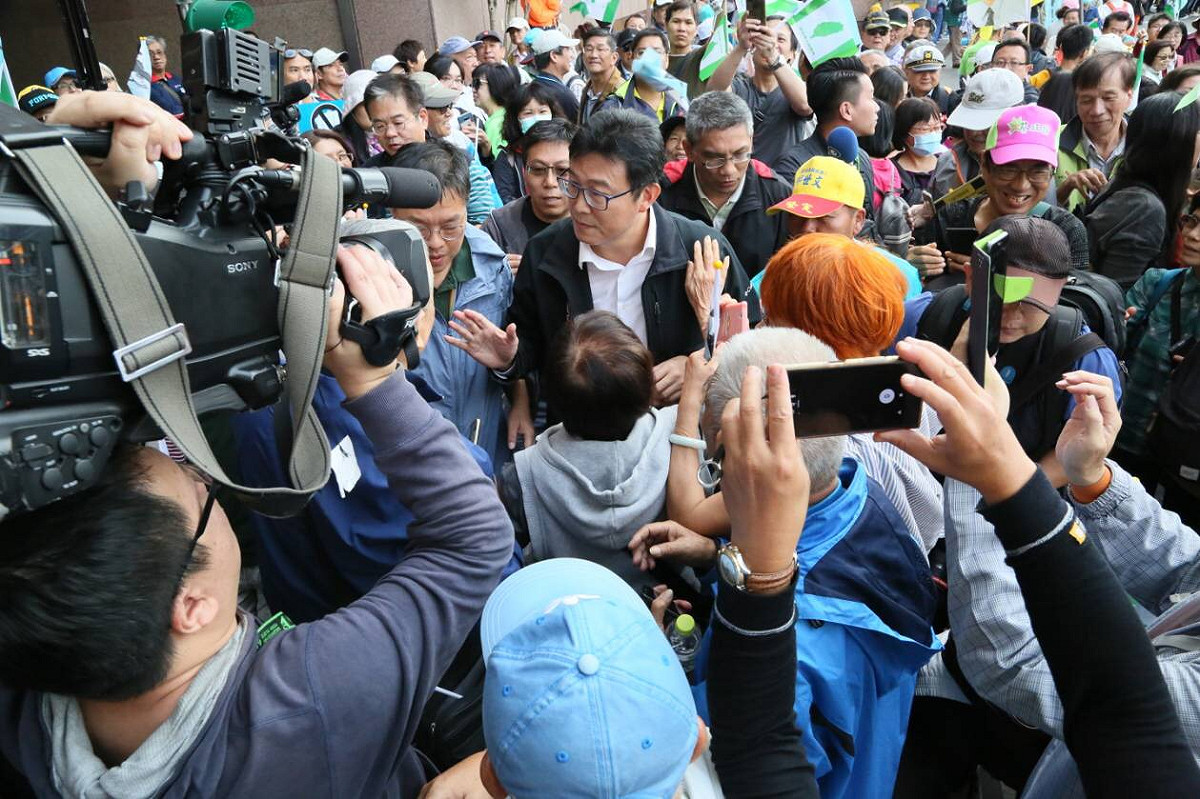 民進黨台北市長候選人姚文智「路過」喜樂島活動現場。 圖：姚文智競選辦公室/提供
