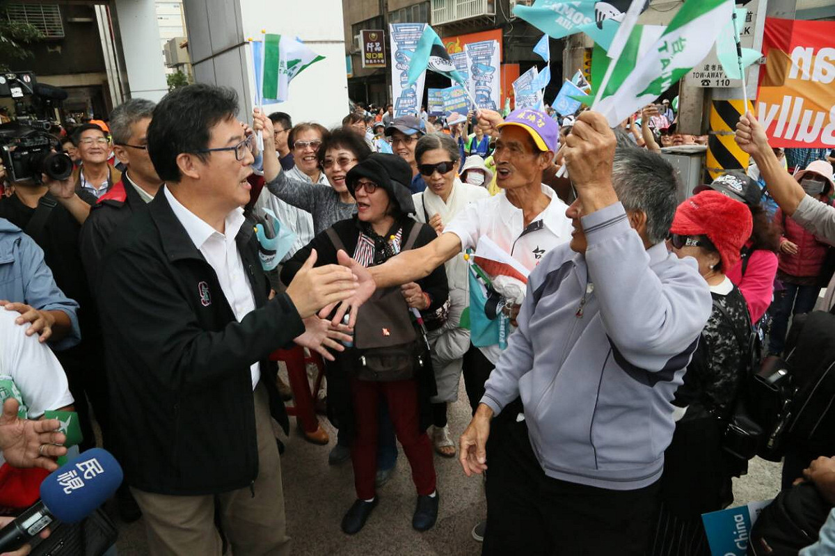 姚文智一現身許多被許多熱情的民眾包圍。 圖：姚文智競選辦公室/提供