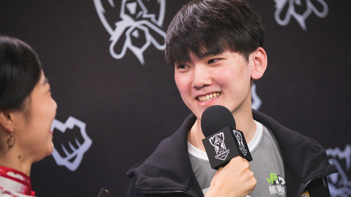 與KT的八強賽結束後，IG的AD選手JackeyLove接受現場採訪。 圖：翻攝LoL Esports flickr