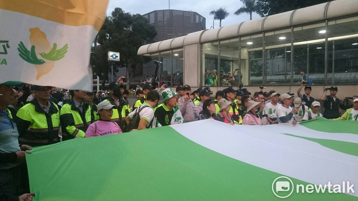 警方則於5時57分第一次舉牌警告。 圖：林朝億/攝