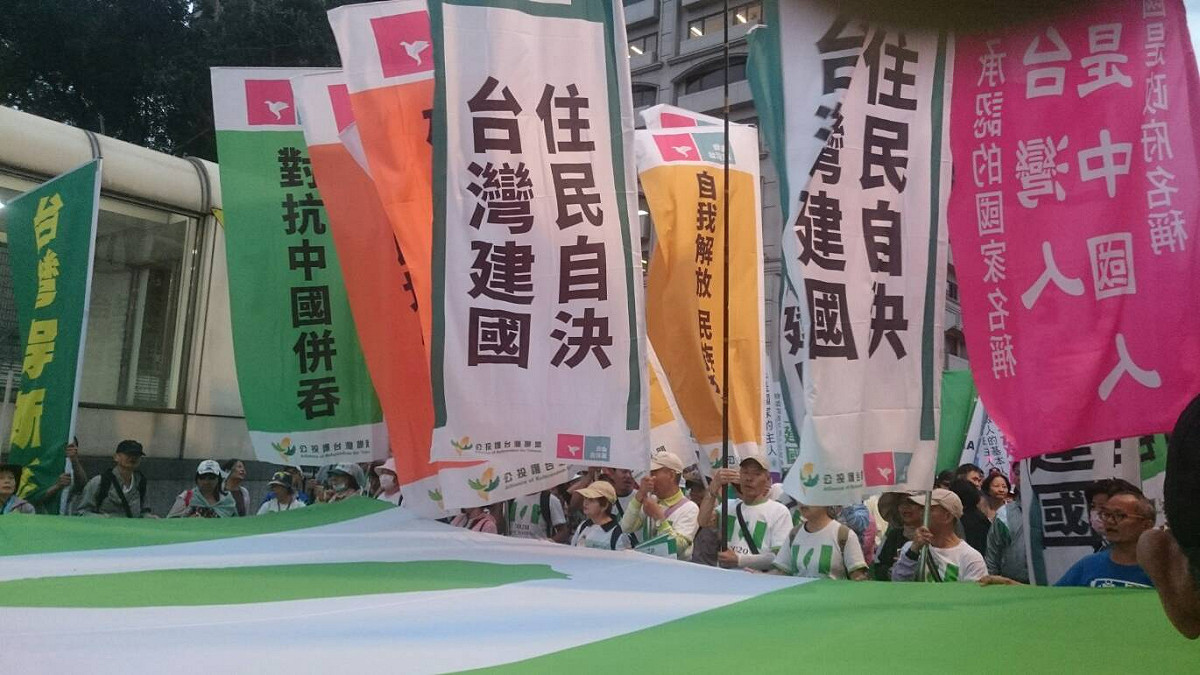 今（20）天下午5時45分左右，自由台灣黨主席蔡丁貴帶領數十名群眾從林森南路前進。 圖：林朝億/攝