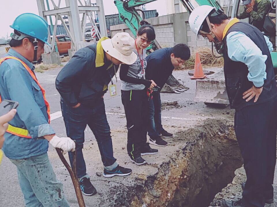 台中市府環保局、港務分公司及中油公司調派人力60人次，清除約8500公升含水油汙。 圖：台中市政府提供