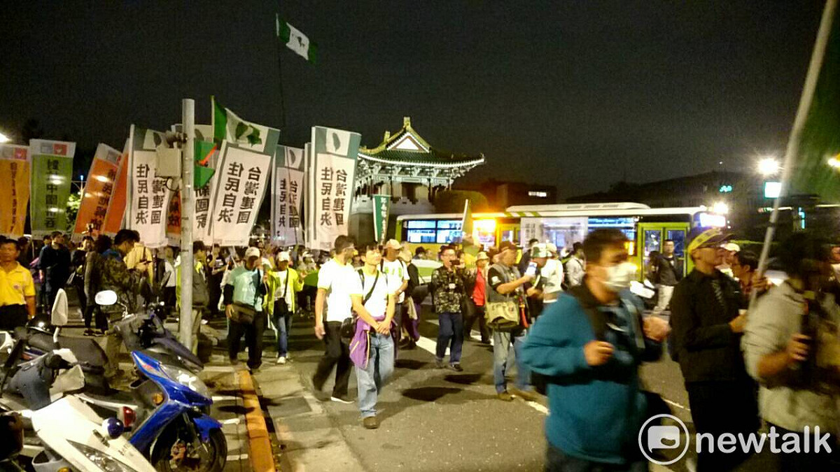 警方則將其行進路線堵住，並進行第二次舉陴警告。 圖：林朝億/攝