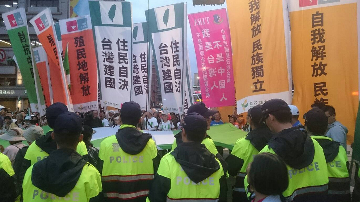 稍晚，自由台灣黨主席蔡丁貴率領民眾與警方對峙。 圖：林朝億/攝