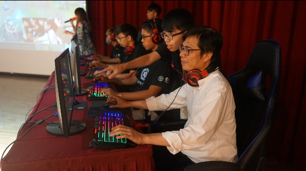 陳其邁相當專注地在進行遊戲。 圖：陳其邁競總提供