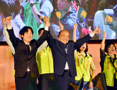 行政院長賴清德（前左）20日晚間到新北市板橋區為民進黨新北市長參選人蘇貞昌（前右）站台造勢，以新北子弟身分懇求鄉親支持蘇貞昌。 圖：中央社