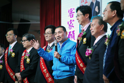 國民黨新北市長參選人侯友宜（中）20日晚間出席客家社團理事長協會主席交接典禮時表示，當選後將打造小型客家文化據點、開闢客家文創商業街廓。  圖：侯友宜競選辦公室/提供