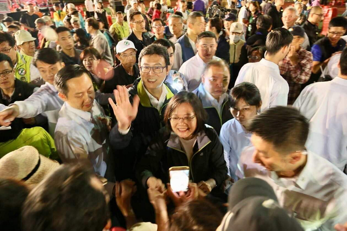蔡英文到場時，現場民眾不斷高喊總統加油，她感謝大家但今天是要來幫姚文智加油，開玩笑稱「要加強輔選的力道」。 圖：姚文智競選辦公室/提供
