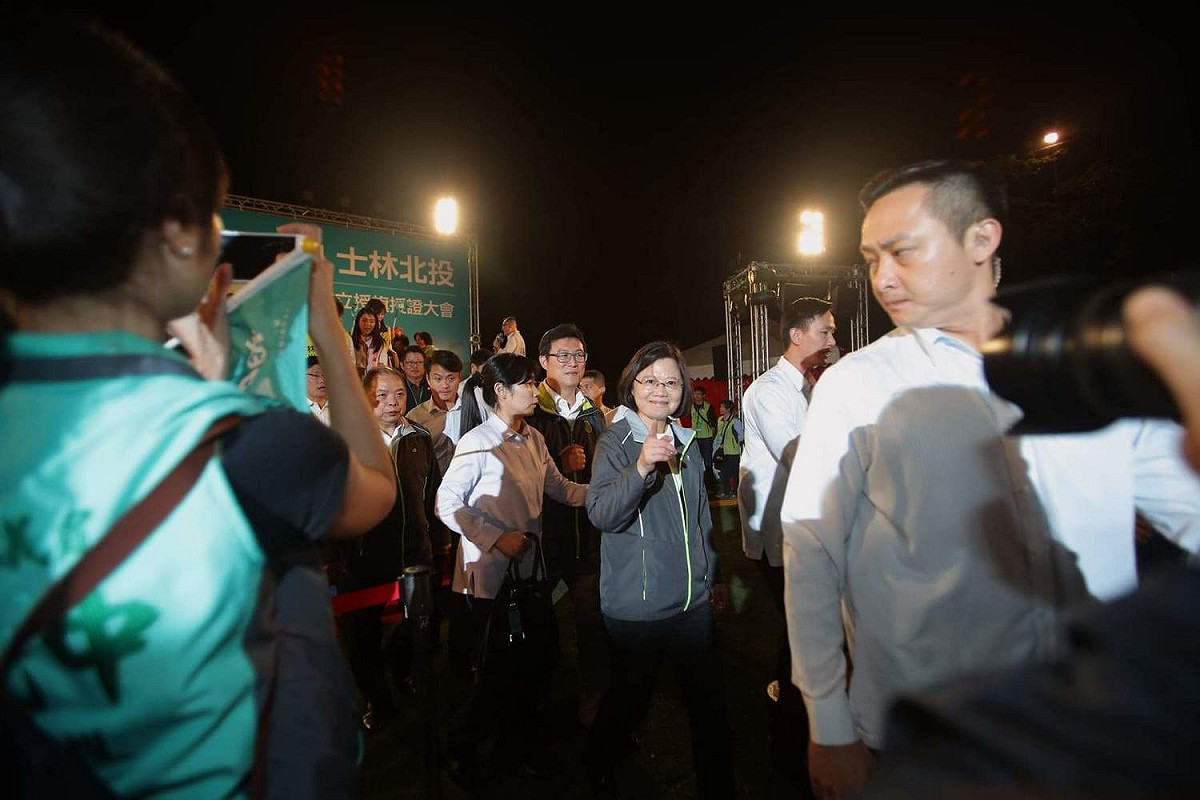 蔡英文也提到，中國在國際上不斷打壓、切斷邦交、派出軍機繞行台灣，不停恐嚇台灣人民，但是台灣的立場一步也沒有退讓。 圖：姚文智競選辦公室/提供