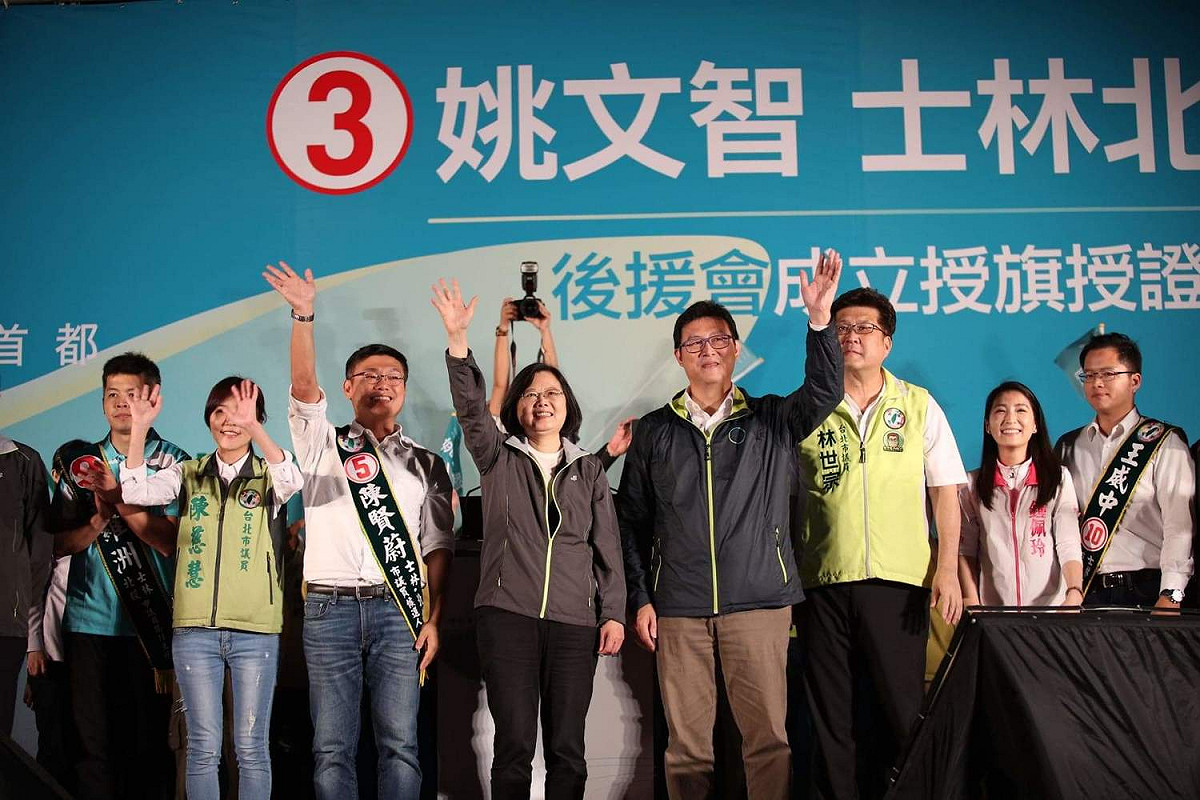 年底選戰倒數35天，總統蔡英文今（20）日晚上第五度為台北市長候選人姚文智站台。蔡總統指出，現在許多世界國家都在看，抵擋在中國威脅第一線的台灣，能否繼續堅定，所以這次選舉要用選票，讓全世界看到我們的勇氣和堅持，她呼籲市民一起當她和姚文智的後盾。 圖：姚文智競選辦公室/提供
