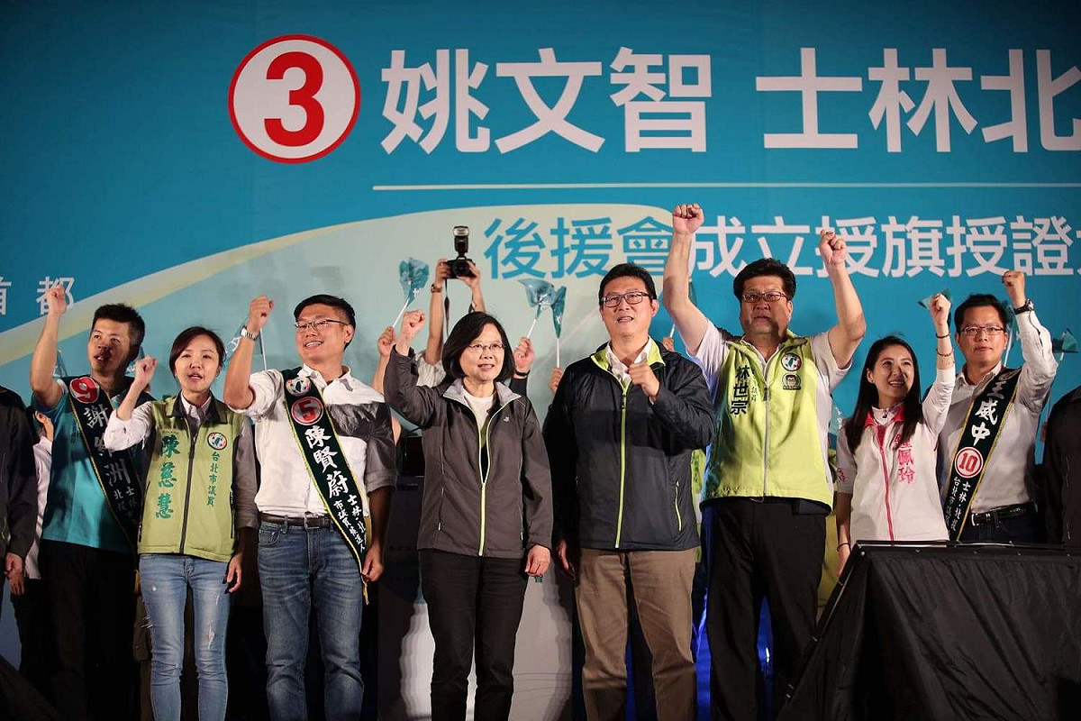 蔡總統提到，幾十年前民進黨的前輩追求民主自由，面對威權脅迫，很有可能今天出門，就不曉得能否平安回家；當時沒有人在算計輸贏、一心只為了台灣，因為堅持努力才有今日的成果，相信台灣人不會讓民進黨孤單。 圖：姚文智競選辦公室/提供