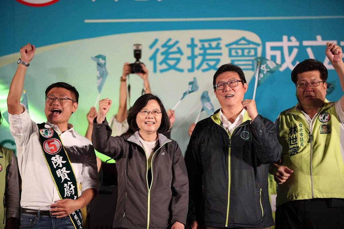 蔡英文也一一介紹士林北投區黨籍市議員，呼籲支持者讓市長和議員全面勝利。 圖：姚文智競選辦公室/提供