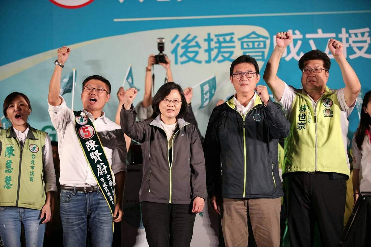 總統是由台北市長候選人姚文智、行政院秘書長卓榮泰、環保署長李應元、觀光協會會長葉菊蘭、立法委員吳思瑤、國策顧問黃承國、陳茂仁、台北市黨部主委陳正德、士林區後援會會長吳瑞欽、北投區後援會會長郭江寧、議員候選人等地方黨公職陪同，出席姚文智士林北投後援會成立授旗授證大會。 圖：民進黨/提供