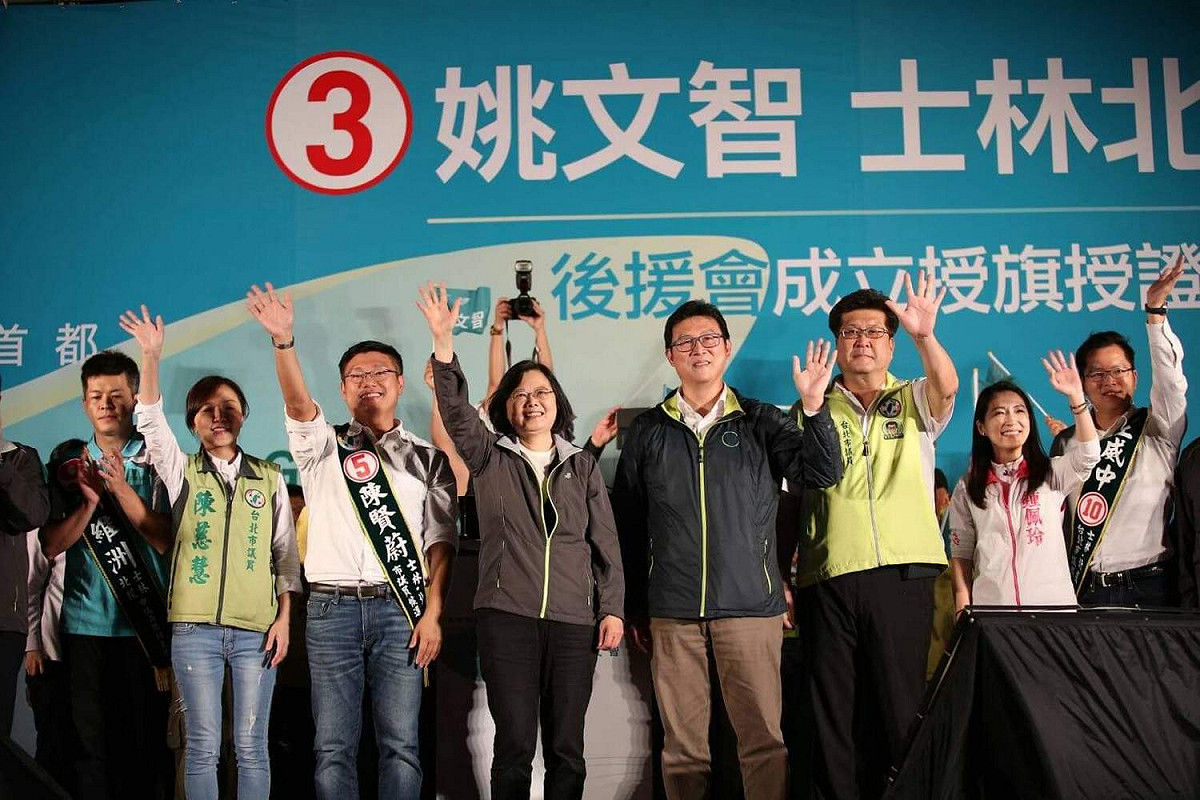 「但是，有市民老闆的支持，我們越走，意志越堅定，我們越走，選情越火熱」，蔡英文表示，「因為我們都知道，我們走這條路，不只是為姚文智、也不只是為蔡英文，是為了守護台灣，守護國家的首都台北市，大家說對不對？」 圖：民進黨/提供